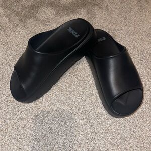 Victoria’s Secret Black Slide Sandals NWT size 6